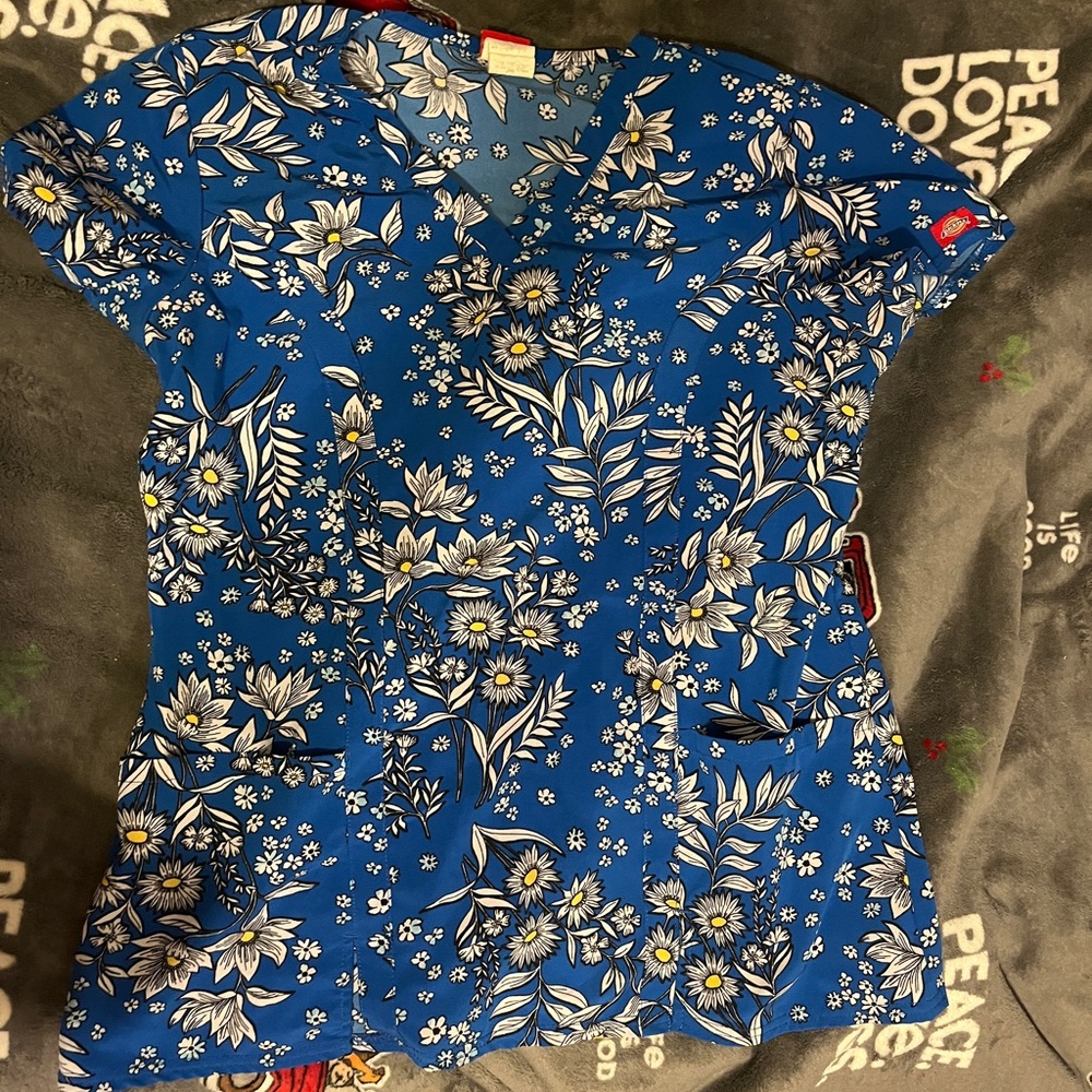Dickies flower scrub top, size M